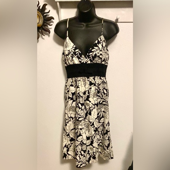 Black and White Floral Dress looks great alone or under a jacket❤️ - Picture 1 of 9